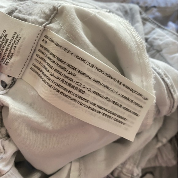 Hollister • Ultra High-Rise Woven Jogger Pants in Grey Camo - Picture 14 of 14